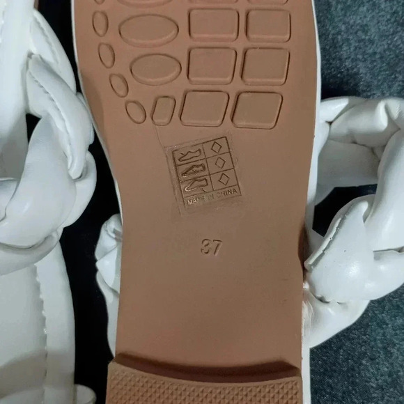 White flat open toe sandal size European 37 - Picture 3 of 8